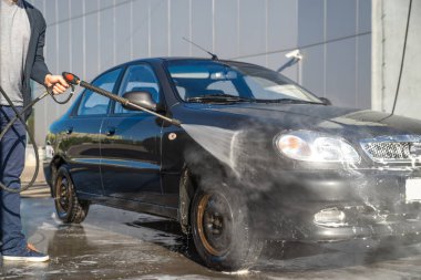 self servis carwash araba yıkama güneş gözlüklü genç adam