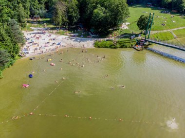 Lviv, Ukrayna - 9 Haziran, 2018: insanlar güneşlenme, yüzme, lake yakınındaki Kum Plajı'nda dinlenme. havadan görünümü