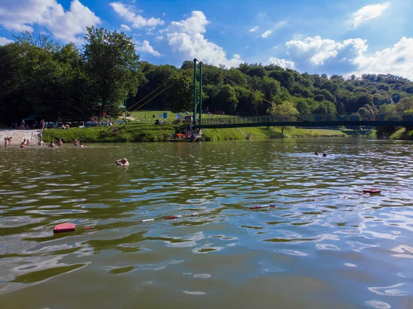 Lviv Ukraine Juni 2018 Menschen Schwimmen See Sommerzeit — Stockfoto