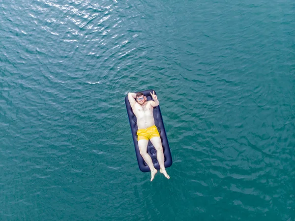 Homem Colchão Água Azul Conceito Horário Verão Vista Aérea — Fotografia de Stock