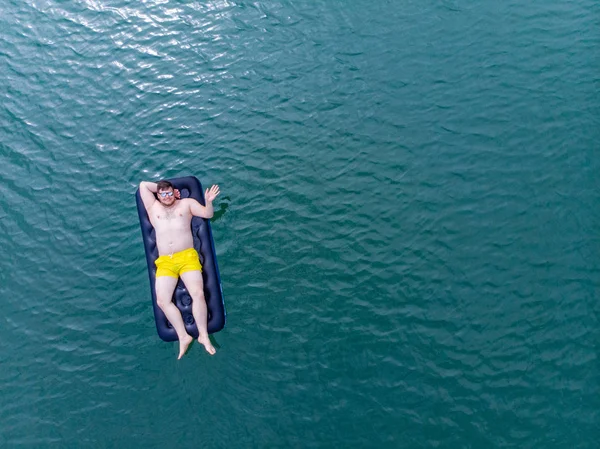 Mann Auf Matratze Blauem Wasser Sommerzeit Blick Über Den Kopf — Stockfoto