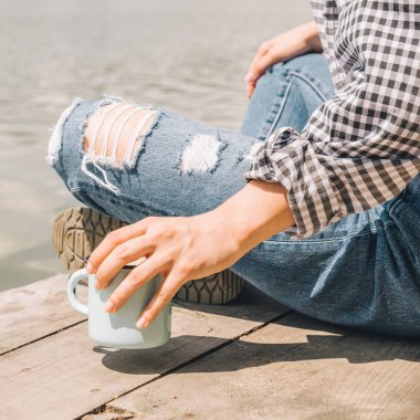 kadın metal fincan kahve ile kapatın. kırpma.