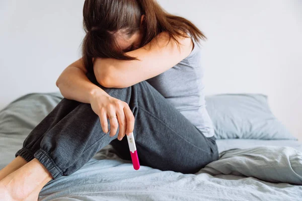 Traurige Frau Mit Negativem Schwangerschaftstest Bett — Stockfoto