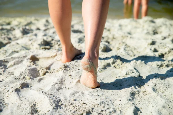 Pernas Mulher Perto Caminhando Pela Praia Areia Conceito Férias — Fotografia de Stock