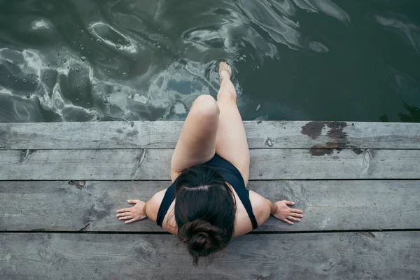Žena Dřevěném Molu Plavání Oblek Pohled — Stock fotografie