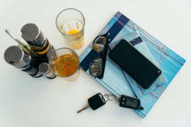 telefon menüsü ve araba anahtarları ile kafeterya masada soğuk içecekler iki bardak