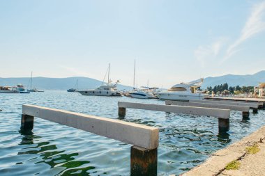 Karadağ bağlantı noktasının satın tekne. Yaz saati. denizde tatil.