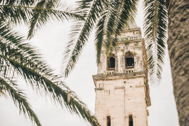 perast, Karadağ Kilise kulesinde. arka plan üzerinde bulutlar