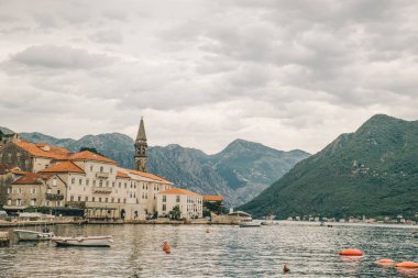 Karadağ'ın Perast şehir güzel manzarasına. bulutlu hava