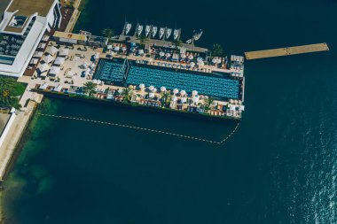 deniz hava görünümünü Havuzu. dock yatlar. zengin yaşam. Yaz saati