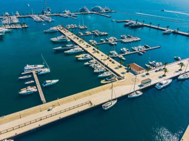 Şehir dock Karadağ Yatlar hava görünümünü. Yaz saati