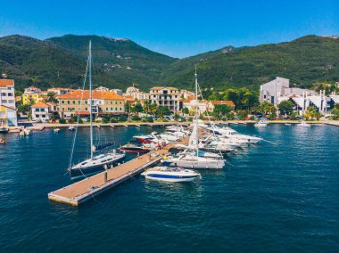 dock Karadağ bağlantı noktasının yatlar. Yaz saati