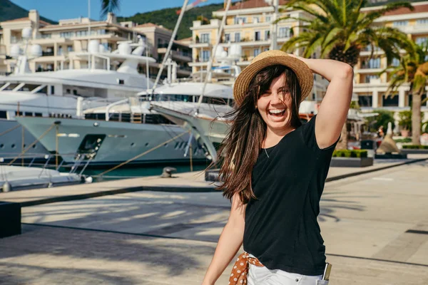 Lächelndes Frauenporträt Dock Mit Yachten Hintergrund Sommerzeit Konzept — Stockfoto