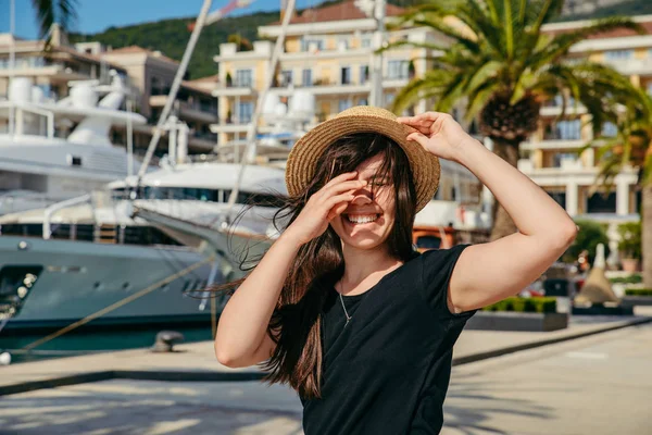 Retrato Mujer Sonriente Muelle Con Yates Fondo Concepto Hora Verano — Foto de Stock