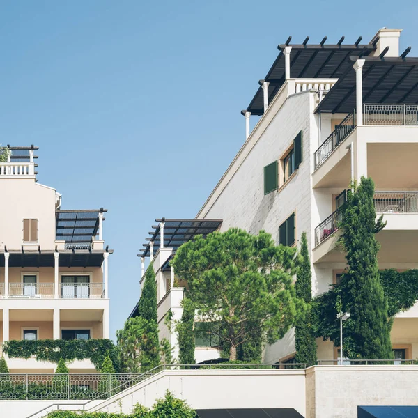 Casa Verão Branco Com Árvores Verdes Frente Céu Azul — Fotografia de Stock