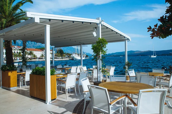 mavi deniz suyu, güzel manzaralı kafe. arka planda dağlar. Yaz saati