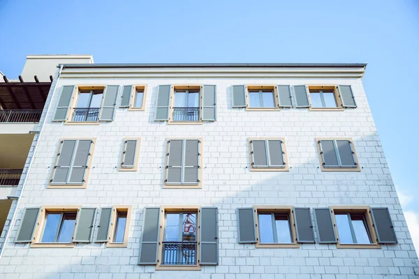 Edificio Ladrillo Con Ventanas Con Persianas Recursos Gráficos — Foto de Stock