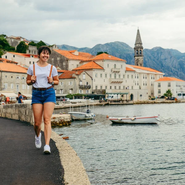 Portrét Krásné Ženy Staré Evropské Město Pozadí Výlet Černé Hory — Stock fotografie