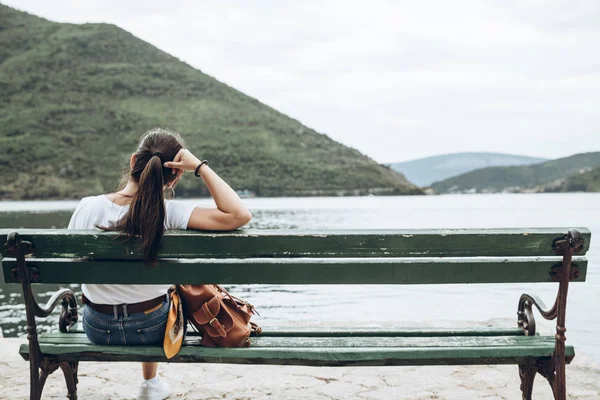 Mulher Sentada Banco Com Bela Vista Para Mar Montanhas Conceito — Fotografia de Stock