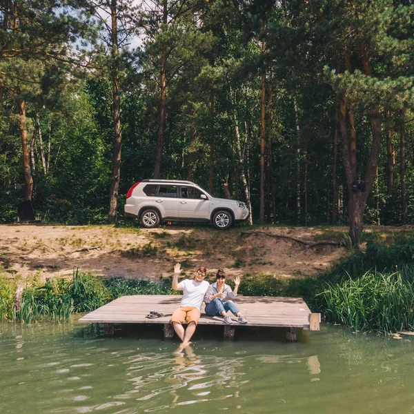 Pareja Sentada Doc Madera Mirando Lago Suv Segundo Plano — Foto de Stock