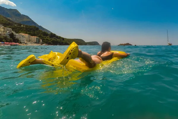Žena Žluté Matraci Vodě Opalování Krajině Pláže Černé Hoře Letní — Stock fotografie