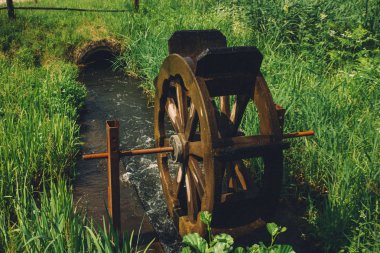 su çarkı küçük akışında kapatın. güneşli gün