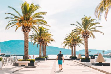 iskelede yaz günü içinde yürüyen adam. Yaz saati kavramı