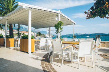 mavi deniz suyu, güzel manzaralı kafe. arka planda dağlar. Yaz saati