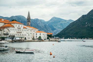 Karadağ'ın Perast şehir güzel manzarasına. bulutlu hava
