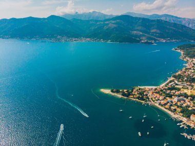 Şehir dock Karadağ Yatlar hava görünümünü. Yaz saati