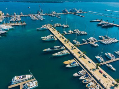 Şehir dock Karadağ Yatlar hava görünümünü. Yaz saati