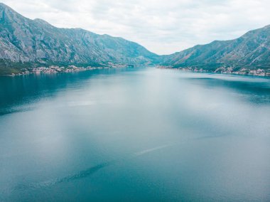 defne deniz hava görünümü. arka planda dağlar. Yaz saati