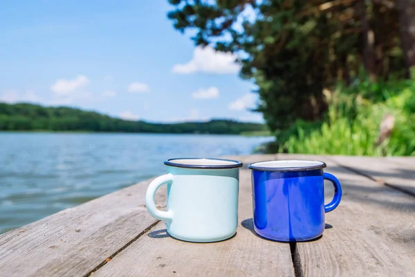 Two Metal Cups Tea River Background Summer Time Concept — Stock Photo, Image