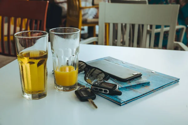 Két Pohár Hideg Italok Kávézó Asztali Telefon Menü Autós Kulcsok — Stock Fotó