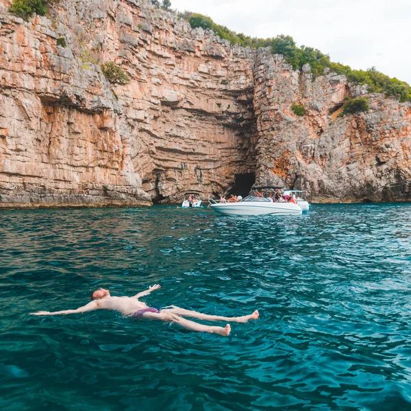 Man Rug Blauwe Transparante Zeewater Zwemmen Zomervakantie — Stockfoto