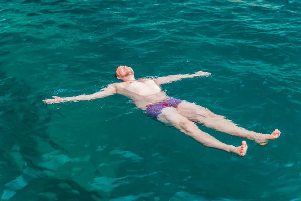 Ember Hátán Kék Átlátszó Tenger Vizében Úszni Nyári Vakáció — Stock Fotó