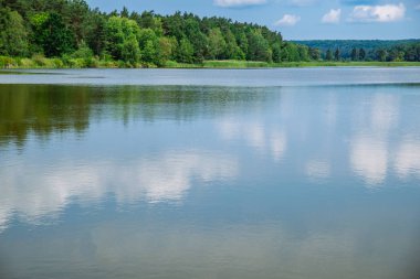 Görünüm Gölü'nün güneşli yaz günde manzara. su gökyüzü yansıması