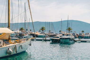 Karadağ defne yatlar. arka planda dağlar. güzellik manzara
