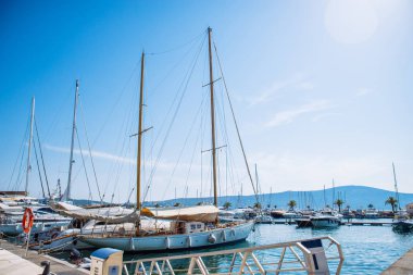 Karadağ defne yatlar. arka planda dağlar. güzellik manzara