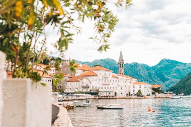 Karadağ'ın Perast şehir güzel manzarasına. bulutlu hava