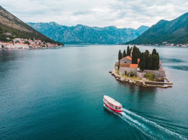 Adası Kotor Körfezi, Karadağ. güzel bir deniz ve dağ manzarası