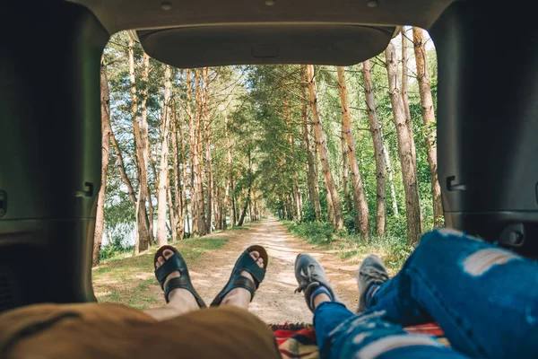 Pareja Tendida Baúl Suv Mirando Bosque Punto Vista Primera Persona — Foto de Stock