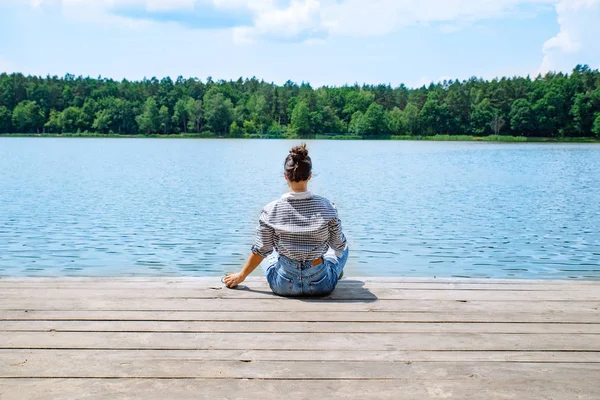 Donna Seduta Sul Molo Legno Guardando Lago Nella Giornata Sole — Foto Stock