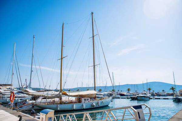 Jachtok Bay Montenegróban Hegyek Háttérben Táj Szépségét — Stock Fotó