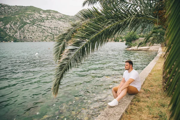 Muž Sedící Moře Krásným Výhledem Hory Pozadí Letní Čas — Stock fotografie