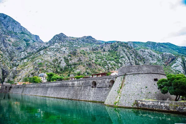 Крепость в Которском заливе в Черногории . — стоковое фото