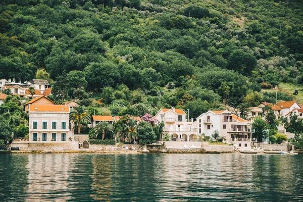 Landschaft Ansicht der Bucht von Montenegro. Bedecktes Wetter — Stockfoto