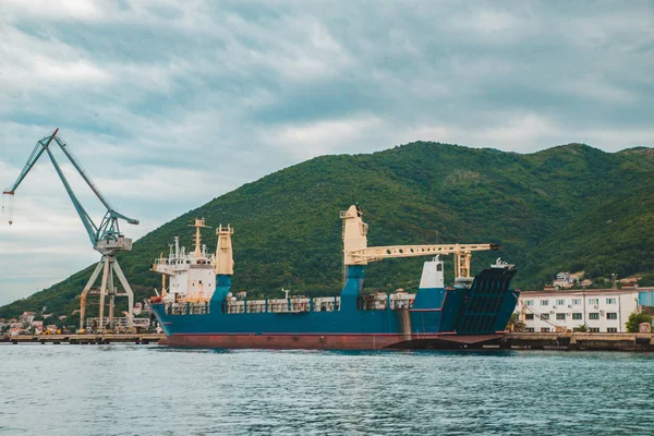 Puerto en montenegro. buques que cargan mercancías — Foto de Stock