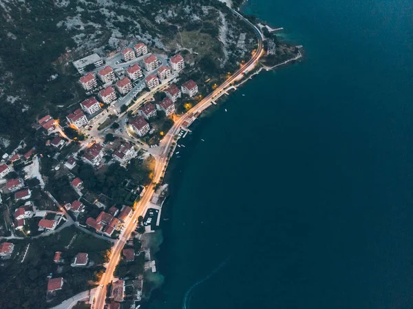 Letecký pohled na Kotorski záliv večer — Stock fotografie