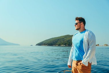 burun teknenin de yükselen el ile ayakta adam. yaz tatili